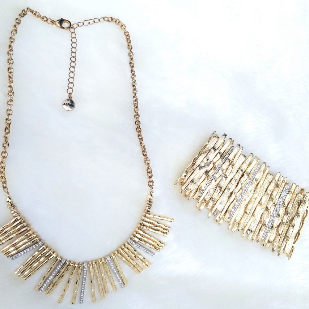 EUC Alfani gold necklace and bracelet set